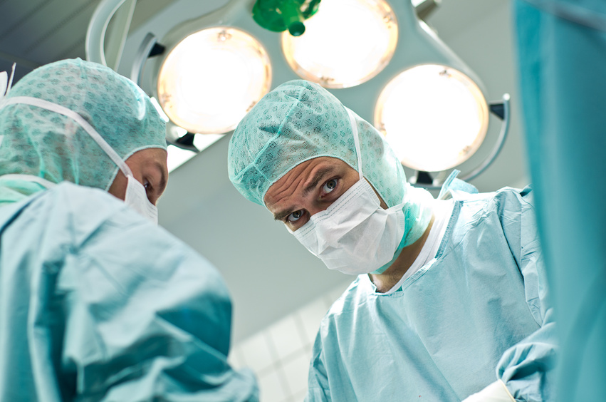 Chirurg bei der Ellenbogen-Operation